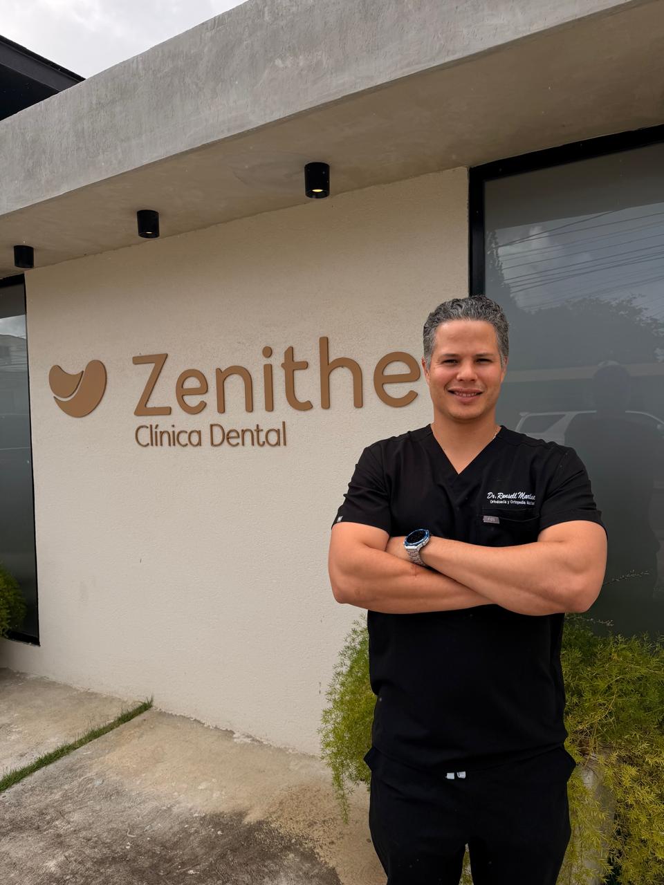 Dr. Russell Martínez - Ortodoncia y Ortopedia Maxilofacial en Zenithe Clínica Dental Santiago