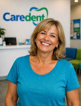 Mujer sonriendo con prótesis dental removible - Zenithe Clínica Dental Santiago